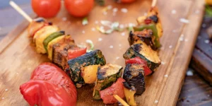 BBQ-Spieße auf einem Brett