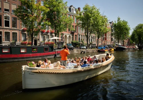 Fahrende Schaluppe in Amsterdam