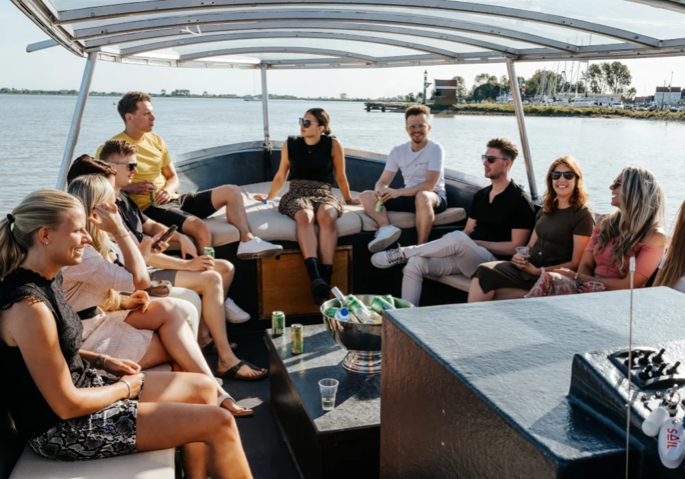 Eine Gruppe Menschen im Gespräch auf einem Boot in Volendam