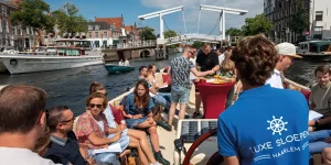 Gruppe Menschen in einer Luxusschaluppe in Haarlem
