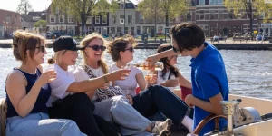 Kapitän schenkt Wein ein auf einer Luxusschaluppe in Haarlem