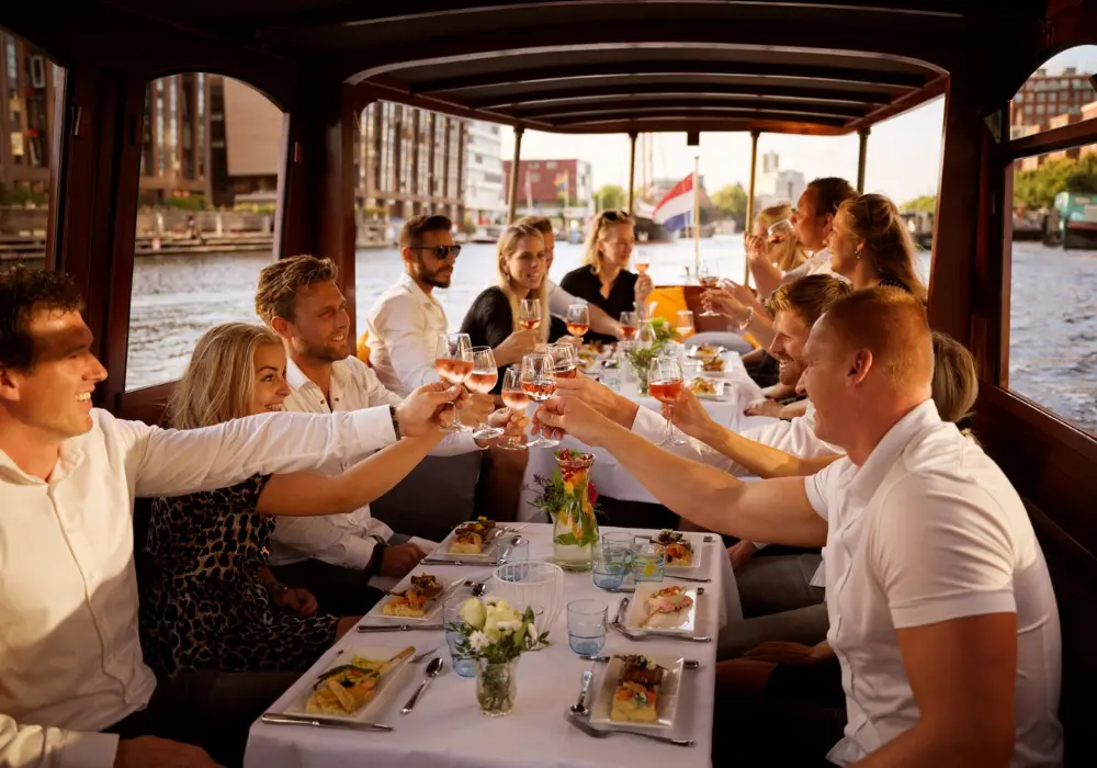 Groep mensen die borrelen op een boot