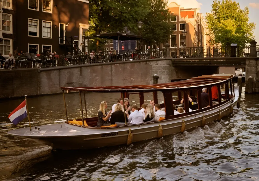 Overdekte salonboot in Amsterdam