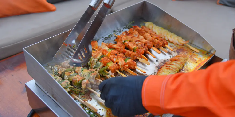 Koch arbeitet auf dem BBQ-Boot Amsterdam