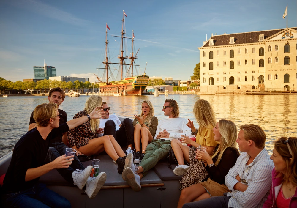 groep mensen op sloep amsterdam