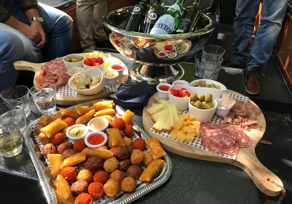 Canapés-Paket auf dem Boot