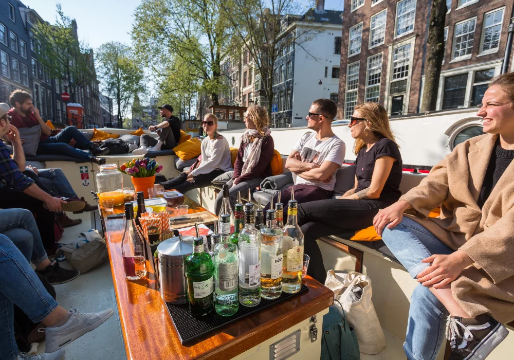 Menschen mit Getränken auf der Lucky Stripper in Amsterdam