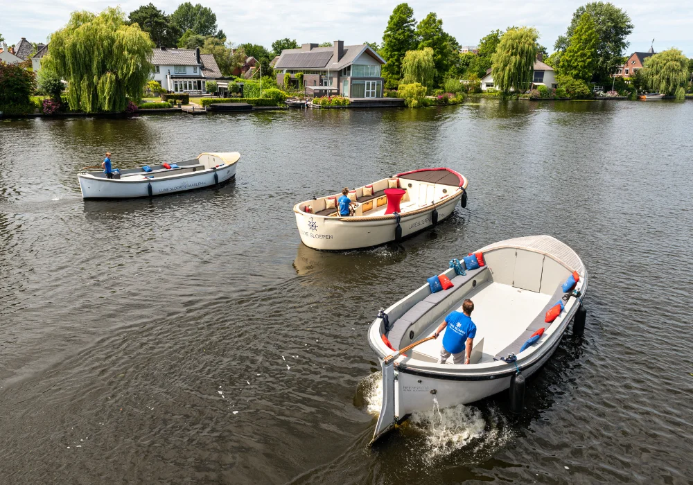 Drei Luxusschaluppen fahren auf dem Wasser in Haarlem