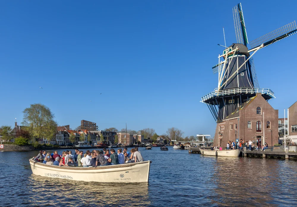 Eine Luxusschaluppe fährt auf dem Wasser in Haarlem