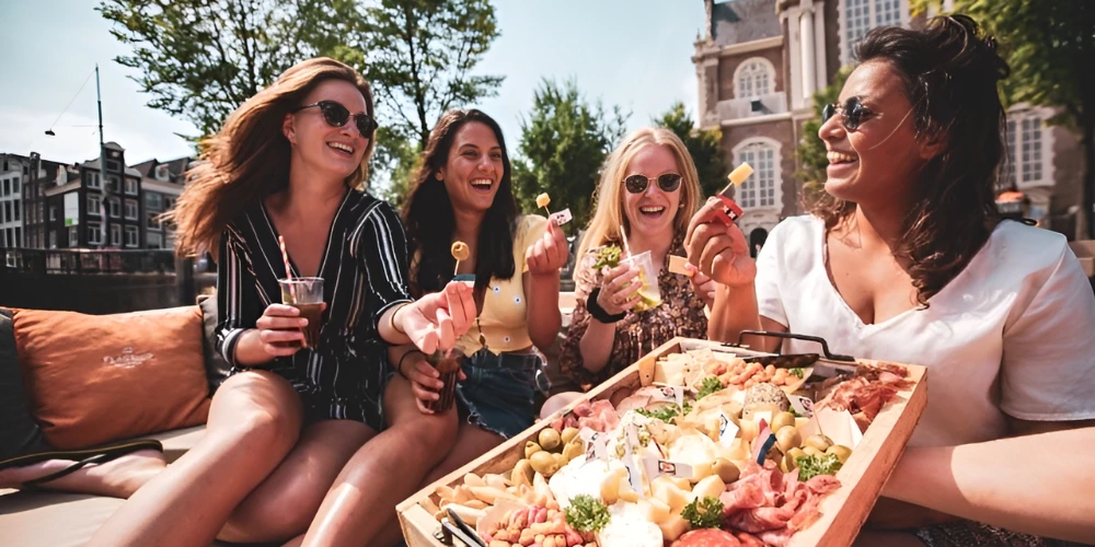 Frauen genießen ein Snackbrett auf einem Boot