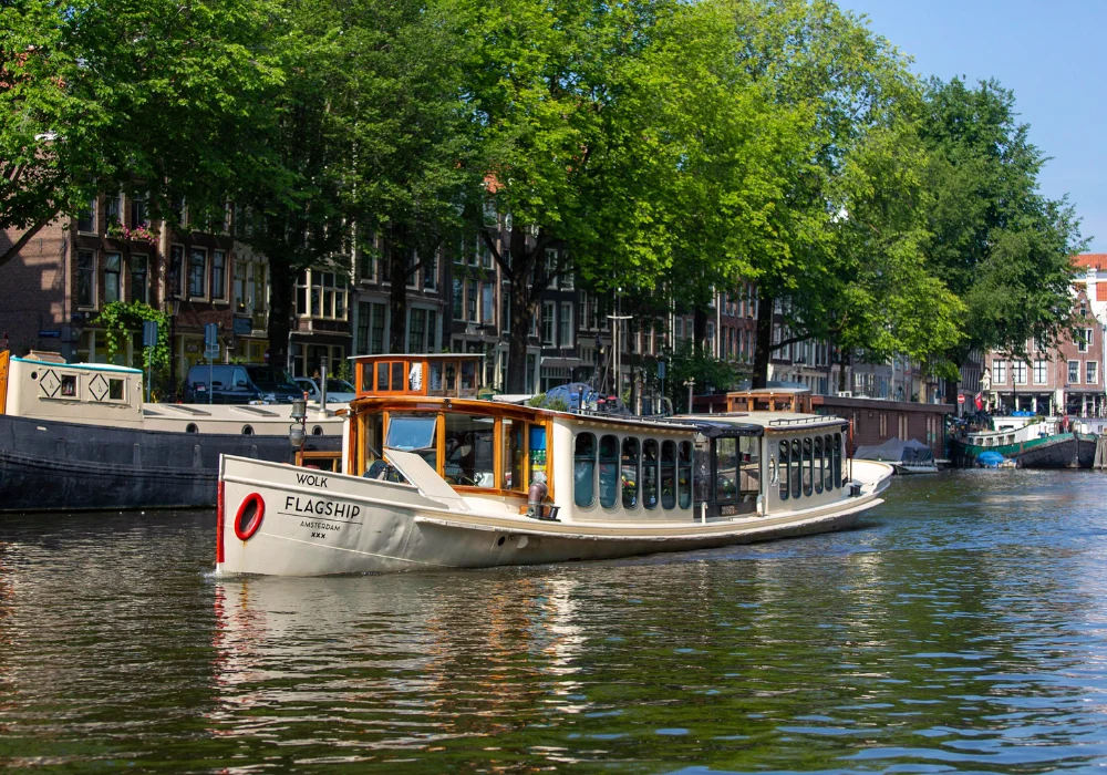 Außenansicht des Salonboots Wolk in Amsterdam