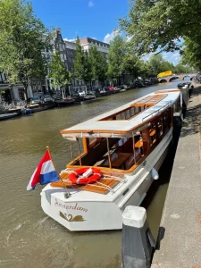 Rückansicht Salonboot Swaen mit offenen Fenstern