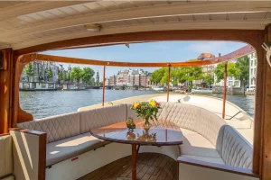 Achterdek Salonboot Wolk interieur