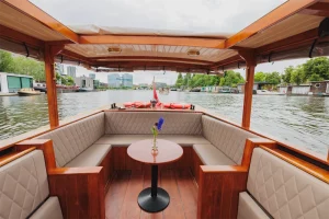 Achterdek salonboot Roos met ramen open