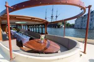 Achterdek salonboot Wolk bij mooi weer
