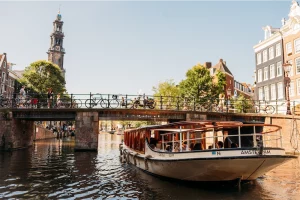 Rückseite Salonboot Eveline unter der Westerkerk-Brücke