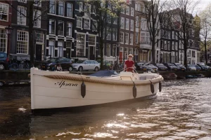 Apsara sfeerfoto met schipper op water