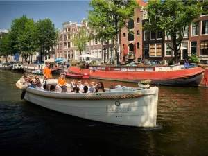 Apsara sloep varend in zomer over Amsterdamse grachten