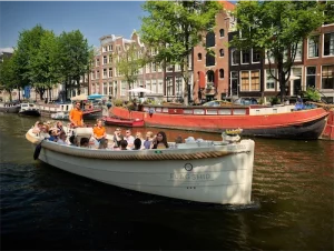 Apsara sloep varend in zomer over Amsterdamse grachten