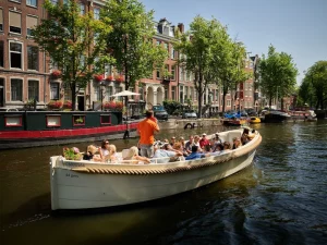 Apsara varend met groep over grachten