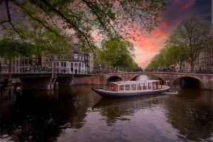 Salonboot Bartolotti bei Sonnenuntergang auf den Amsterdamer Grachten