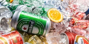 Eine Heineken-Bierdose auf Eis
