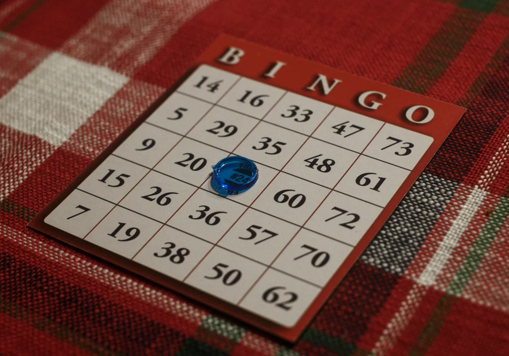 Bingo kaart op een gedekte tafel