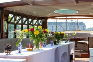 Bloemen op tafel interieur Salonboot Wolk