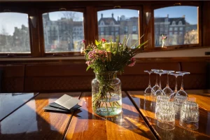 Blumenstrauß auf dem Tisch des Salonboots Saloonsloep