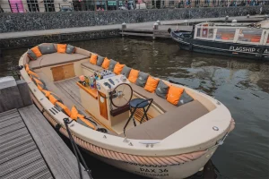Offene Schaluppe Dutchman am Steg