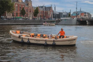Das Dutchman-Boot fährt am Hauptbahnhof vorbei