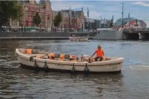 Boot Dutchman varent voor het centraal station