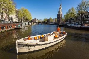 Boot Green Marine op grachten voor Westerkerk