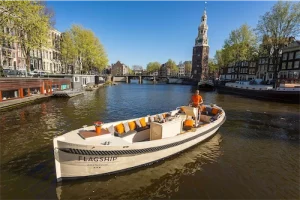 Boot Green Marine op grachten voor Westerkerk FI