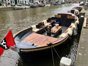 Boot Naut mit Decken auf den Amsterdamer Grachten