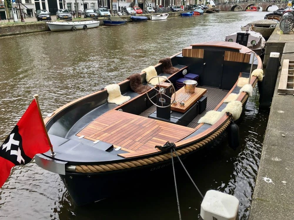 Boot Naut mit Decken auf den Amsterdamer Grachten