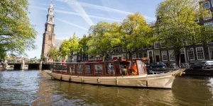 Das Agatha-Boot auf dem Wasser in Amsterdam