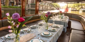 Gedeckter Tisch an Bord – Agatha