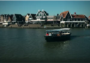 Boot auf dem Wasser in Volendam