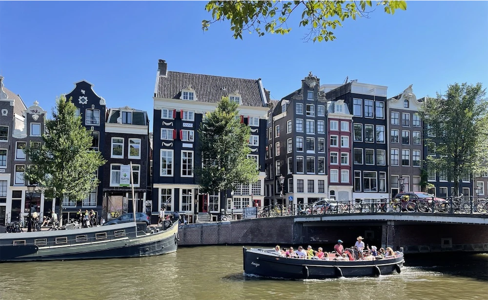 Schaluppe Amigo auf dem Wasser in Amsterdam