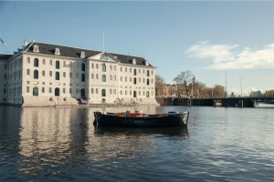 Boat Vording floating in front of Maritime Museum