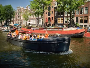 Boat Vording sailing with group on the canals