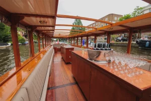 Borrel arrangement op boot Roos