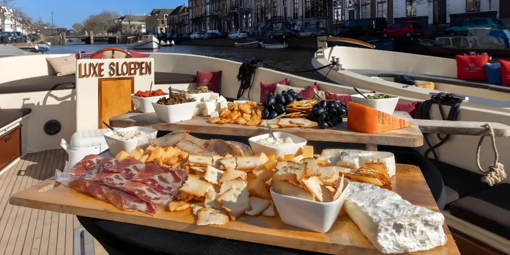 Snackbrett auf Luxusschaluppe Haarlem