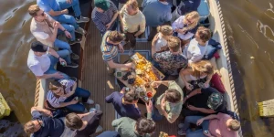Menschen auf dem Borrelboot in Haarlem