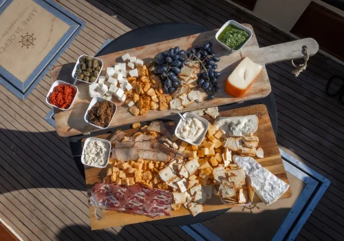 Borrelplank met verschillende snacks