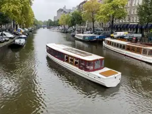 Bovenaanzicht Salonboot Iris varend op de grachten