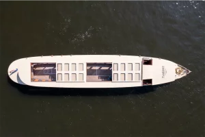 Draufsicht auf das Salonboot Titanic mit geöffneten Dachluken