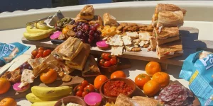 Canapés und Brötchen auf einem Snackbrett beim Brunch-Boot Haarlem