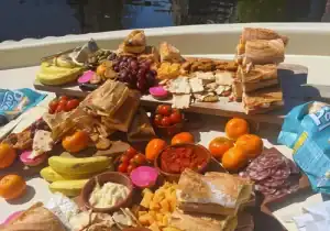 Borrelplank met snacks en broodjes op een boot